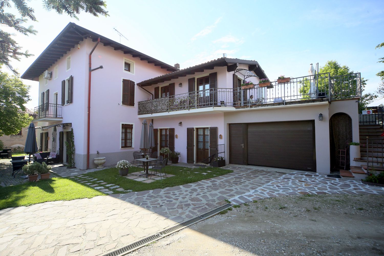 La Casa di Campagna — garden and house near Lake Garda